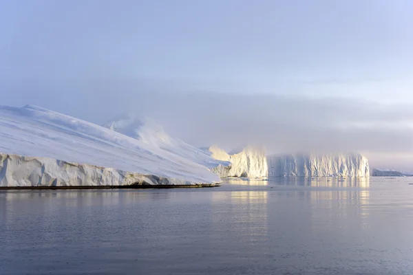 在格陵兰岛伊卢利萨特为大雾天到北冰洋冰川 — 图库照片