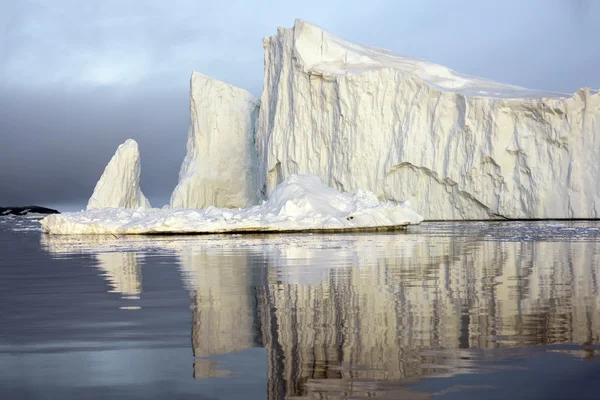 Grandes icebergs e sombras no oceano Ártico em ilulissat icefjord, Groenlândia — Fotografia de Stock