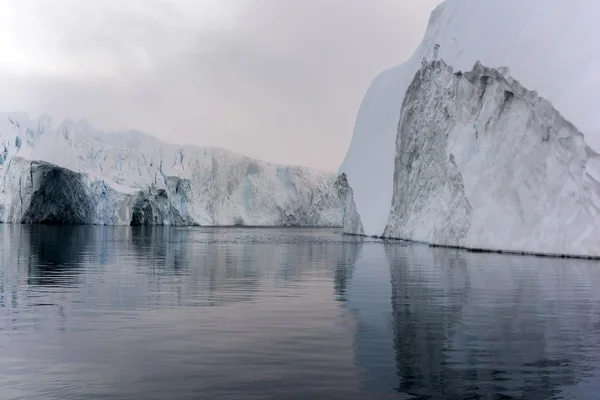 Glaciares están en el océano Ártico en Ilulissat icefjord en Groenlandia —  Fotos de Stock