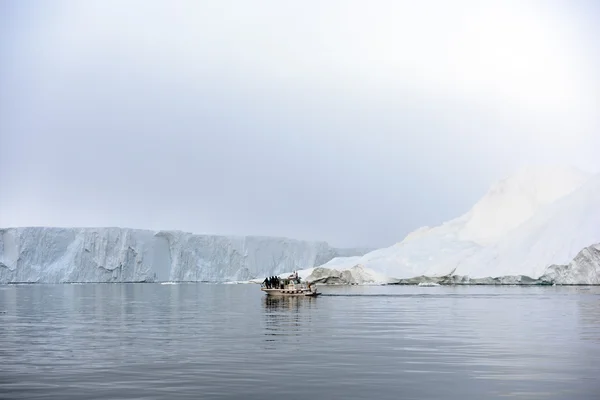 Ледники находятся на арктическом океане в Илулиссат ледник в Гренландии — стоковое фото
