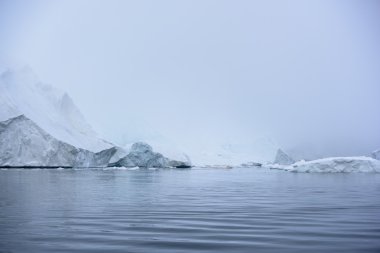 Ilulissat buz Grönland, Kuzey Buz Denizi üzerinde buzullar vardır
