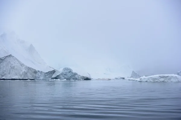Geleiras estão no oceano Ártico em Ilulissat gelo fiorde na Groenlândia — Fotografia de Stock