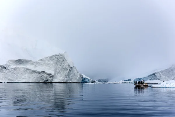 Льодовики перебувають на Північний Льодовитий океан на Ллуліссатську icefjord в Ґренландія — стокове фото