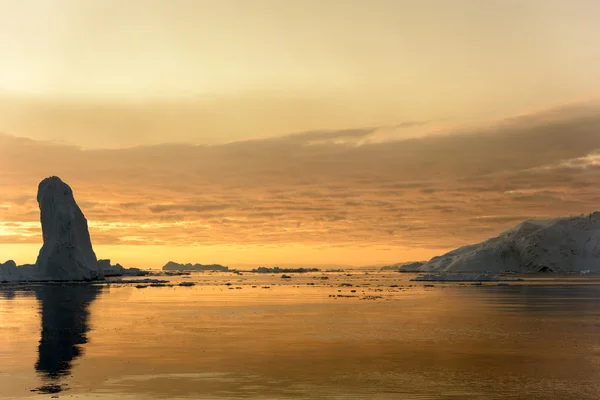 Solnedgång på norra ishavet på Ilulissat icefjord på Grönland — Stockfoto