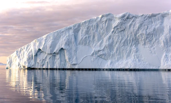 Riesige Eisberge auf dem arktischen Ozean in Grönland — Stockfoto