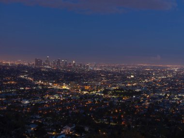 Los Angeles şehir manzaralı Griffith Gözlemevi tepeden gün batımı zamanında