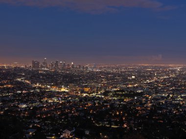 Los Angeles şehir manzaralı Griffith Gözlemevi tepeden gün batımı zamanında
