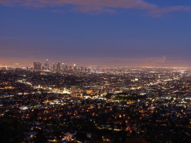 Los Angeles şehir manzaralı Griffith Gözlemevi tepeden gün batımı zamanında