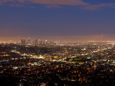 Los Angeles şehir manzaralı Griffith Gözlemevi tepeden gün batımı zamanında