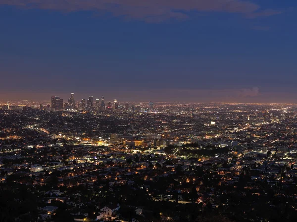 Los Angeles vista da cidade de Griffith Observatory colina na hora do pôr do sol — Fotografia de Stock