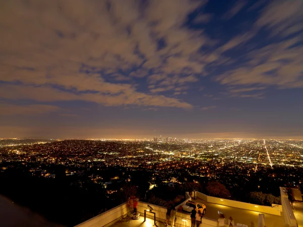 Uitzicht op de stad Los Angeles vanaf Griffith observatorium heuvel op zonsondergang tijd — Stockfoto