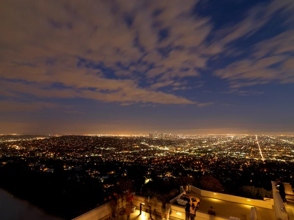 Panoramisch uitzicht van Los Angeles van Griffith observatorium hill op zonsondergang tijd — Stockfoto