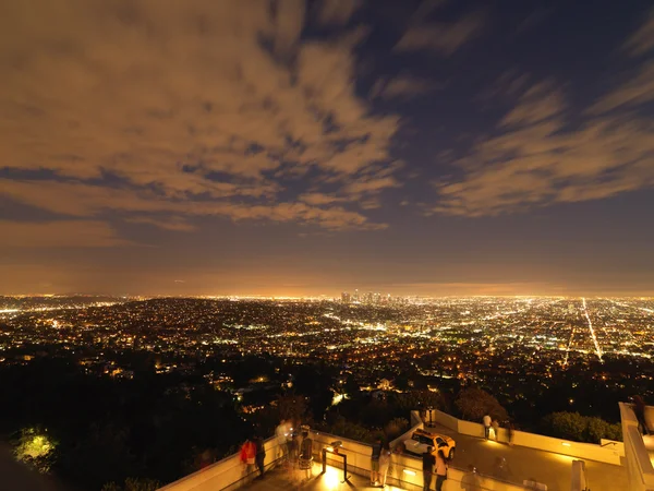 Vista panoramica di Los Angeles dalla collina del Griffith Observatory al tramonto — Foto Stock