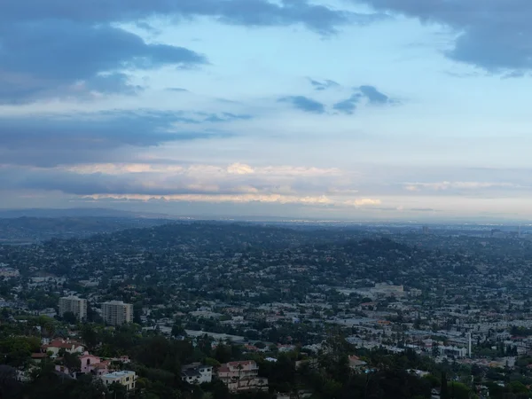 ロサンゼルス日没時のグリフィス天文台の丘からの全景 — ストック写真