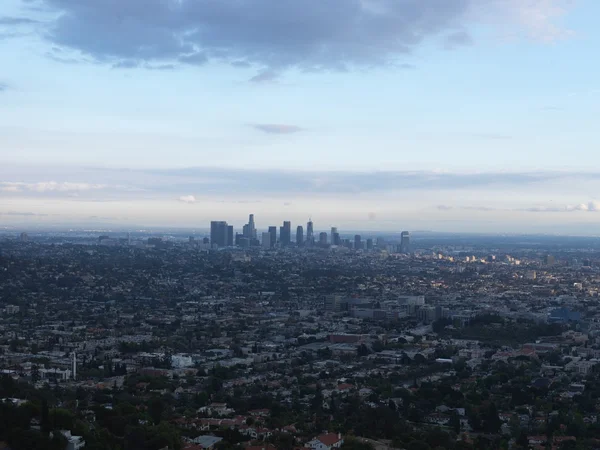 Panoramatický pohled na Los Angeles od Griffith Observatory hill na slunce — Stock fotografie