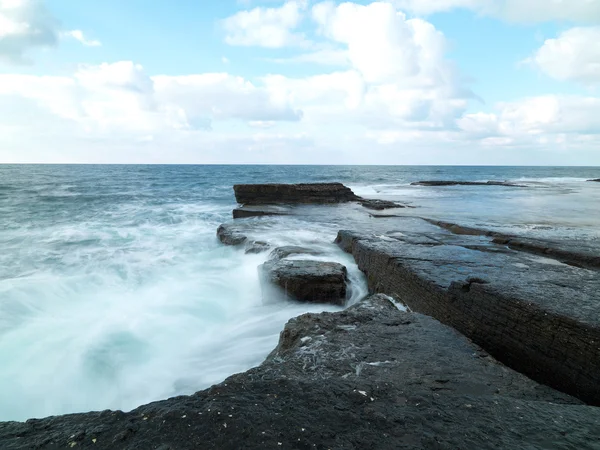 Długi czas ekspozycji strzał w niesamowite skały z sea fala — Zdjęcie stockowe