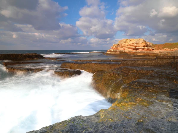 Long exposure shot on rocks with sea waves — Stock Photo, Image