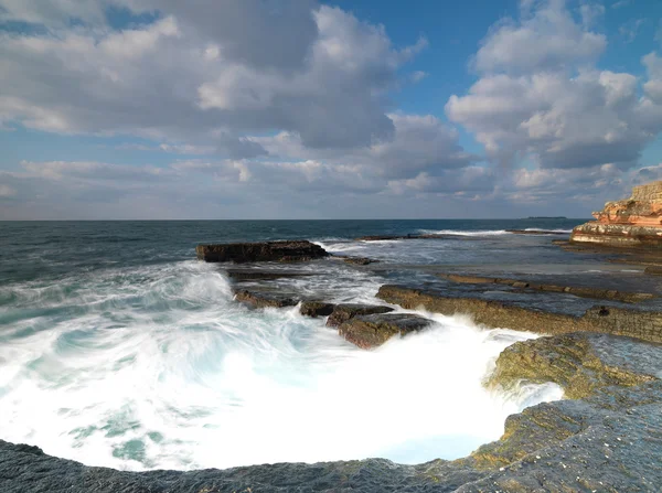 Tiro de exposição longa em rochas com ondas do mar — Fotografia de Stock