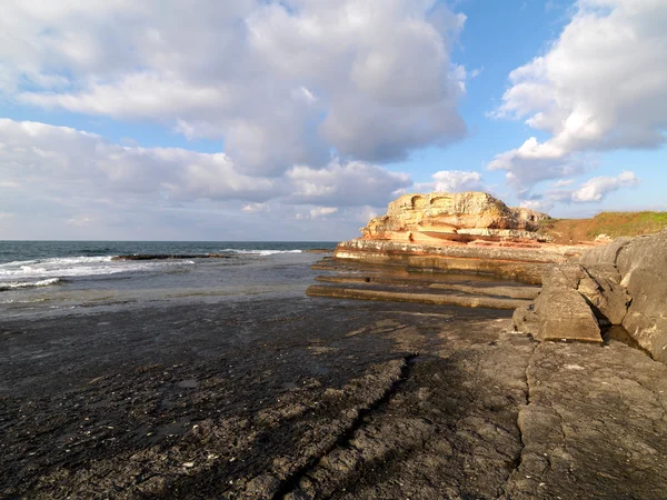 Lunga esposizione sparato su rocce con onde marine — Foto Stock