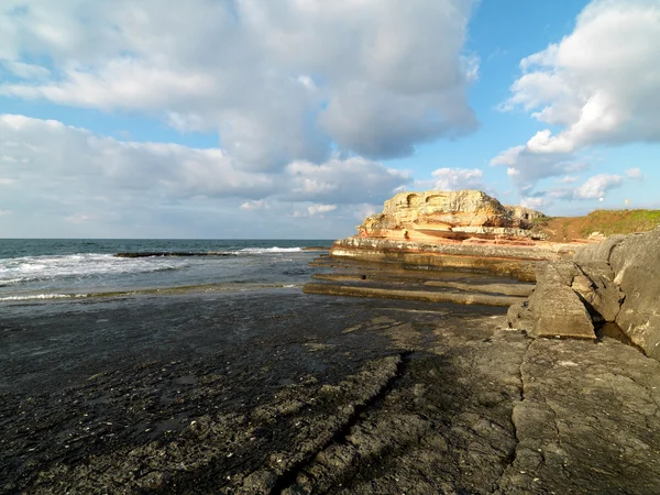 Lunga esposizione sparato su rocce con onde marine — Foto Stock
