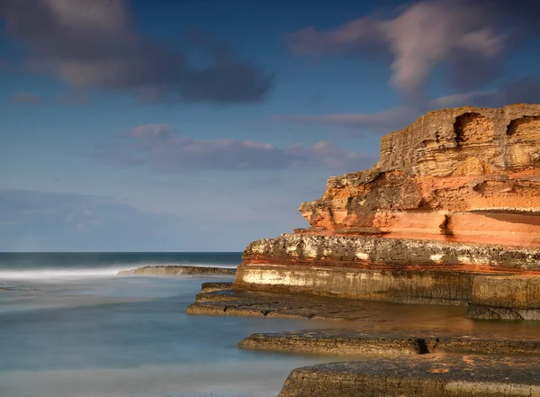 Larga exposición disparada sobre rocas con olas marinas —  Fotos de Stock