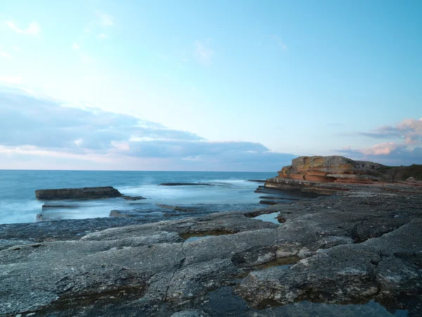 Long exposure shot on rocks with sea waves — Stock Photo, Image