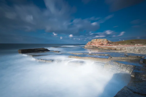 Dlouhé expozice krajina na skalách s mořské vlny — Stock fotografie