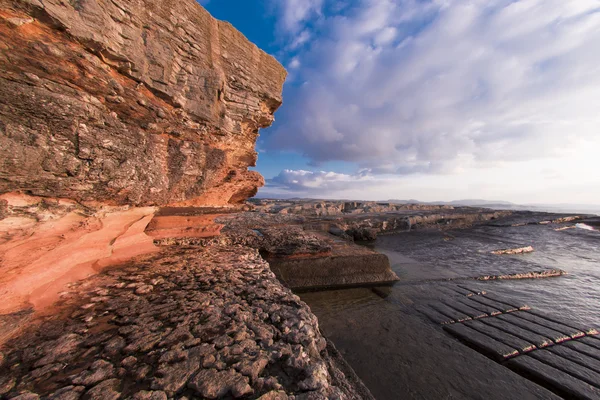 Paisagem de exposição longa em rochas com ondas do mar — Fotografia de Stock