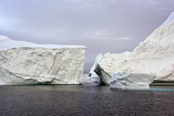 Enormes glaciares están en el océano Ártico a Ilulissat icefjord, Groenlandia —  Fotos de Stock