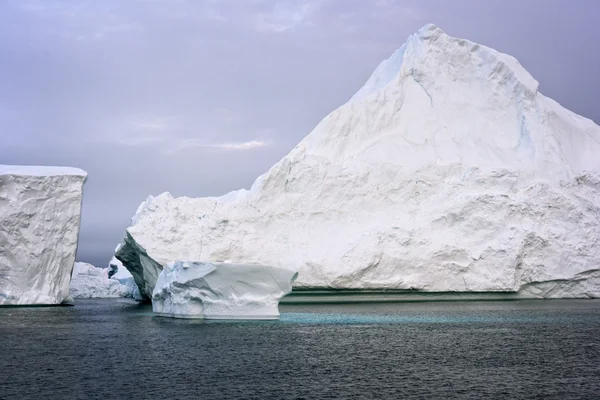 Enormes glaciares están en el océano Ártico a Ilulissat icefjord, Groenlandia — Foto de Stock