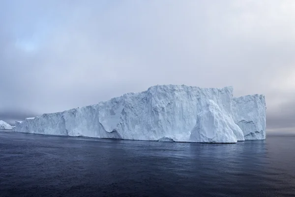 Enormes glaciares están en el océano Ártico a Ilulissat icefjord, Groenlandia —  Fotos de Stock