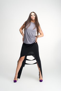 genç çekici zarif kadın stüdyoda poz