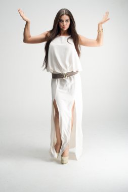 genç çekici zarif kadın stüdyoda poz