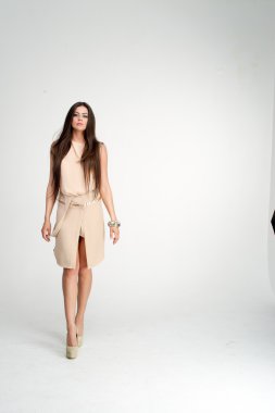 Beyaz arka plan üzerinde gece elbisesi ile poz güzel genç kadın