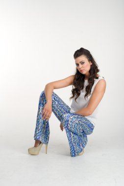 stüdyoda tasarımcı elbisesi ile poz güzel genç çekici zerafet modeli