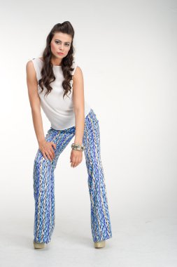 stüdyoda tasarımcı elbisesi ile poz güzel genç çekici zerafet modeli