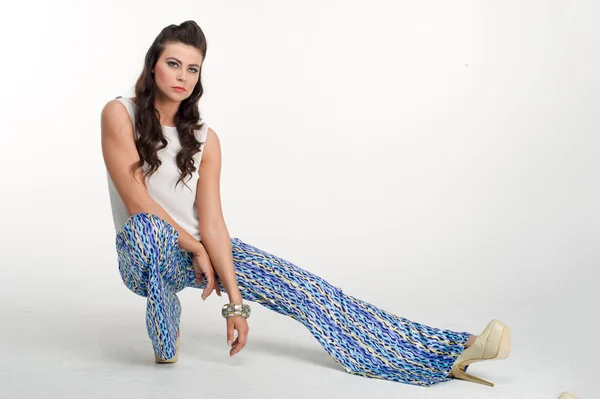 Gyönyörű fiatal vonzó eleganciát modell pózol Designer ruha stúdióban — Stock Fotó