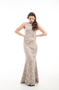 güzel genç çekici kadın kahverengi moda giyen studio giysi