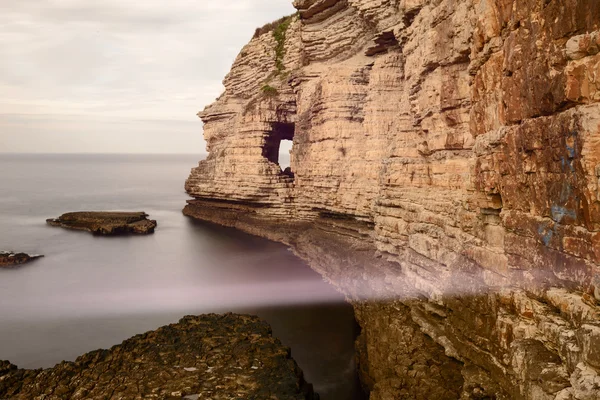 Photographie paysage longue exposition avec rochers jaunes sur la mer — Photo