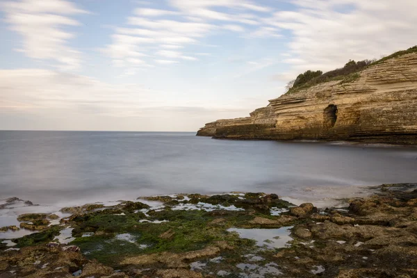 Sesión de paisaje de larga exposición con rocas amarillas en el mar —  Fotos de Stock