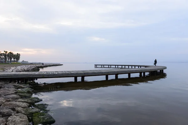 Lunga esposizione colpo sul mare con molo in legno — Foto Stock