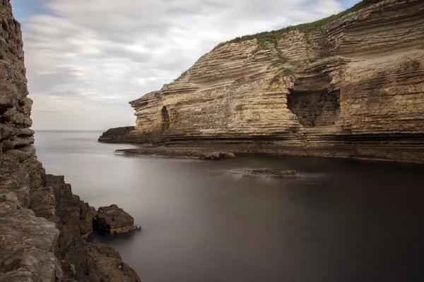 Longexposure τοπίο πυροβολούν με κίτρινο βράχια στη θάλασσα te — Φωτογραφία Αρχείου