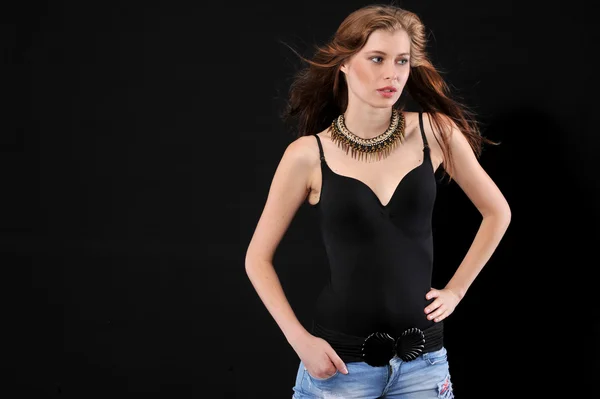 Bela jovem atraente mulheres de moda posando em estúdio — Fotografia de Stock