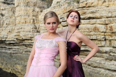 doğa üzerinde poz güzel düğün modelleri