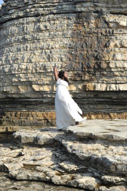 güzel genç siyah model doğa üzerinde poz