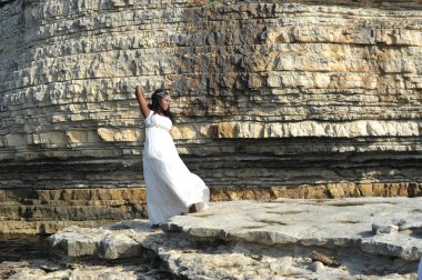 güzel genç siyah model doğa üzerinde poz