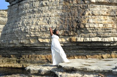 güzel genç siyah model doğa üzerinde poz