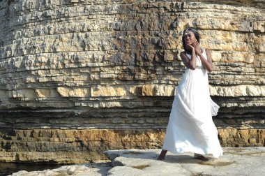 güzel genç siyah model doğa üzerinde poz