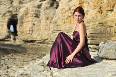 güzel genç moda model kırmızı elbise ile poz