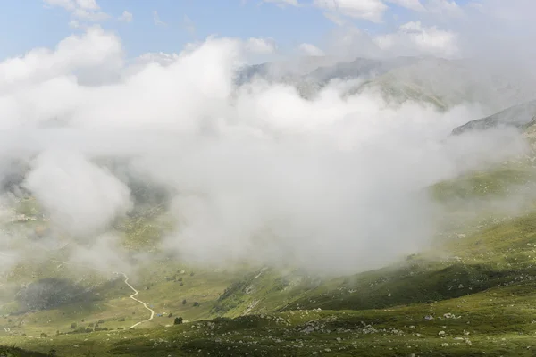 Nevoeiro grande nas montanhas para platô — Fotografia de Stock